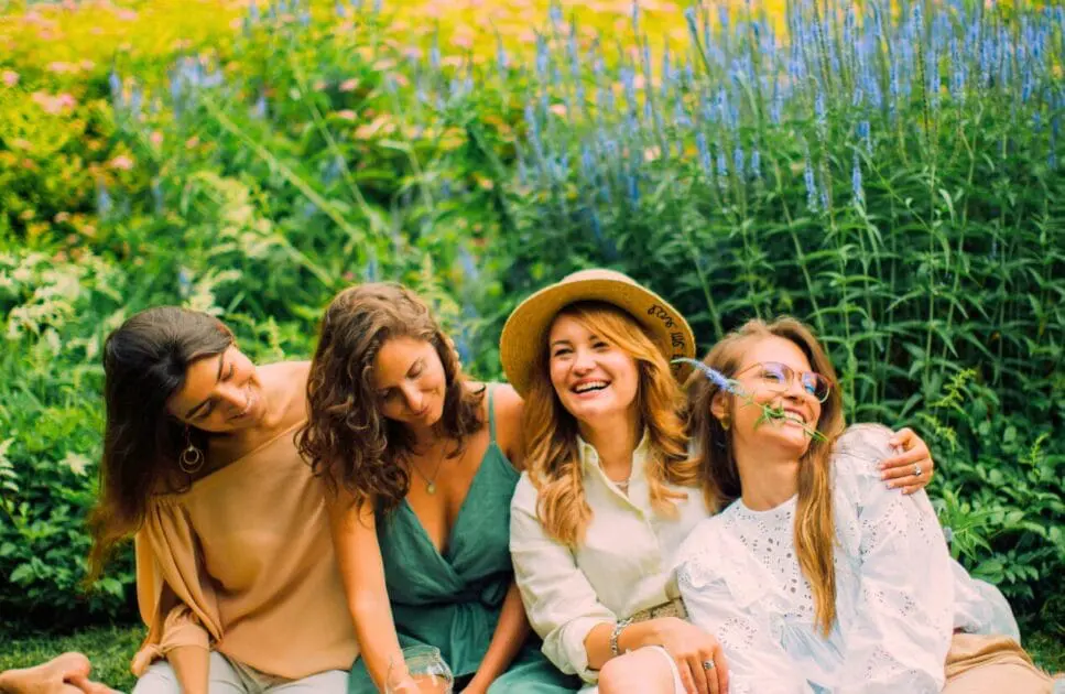 Friends having fun outdoors. Hypnotherapy near Stafford. Hypnotherapy weight loss near me. Naturopath Toowoomba. Naturopath Anxiety. Brisbane Livewell Clinic