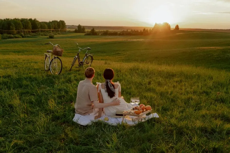 Couple sits on a picnic blanket, watching over the sunset. Hypnotherapy near Stafford Heights. Marriage and Couples Counseling. Brisbane Livewell Clinic