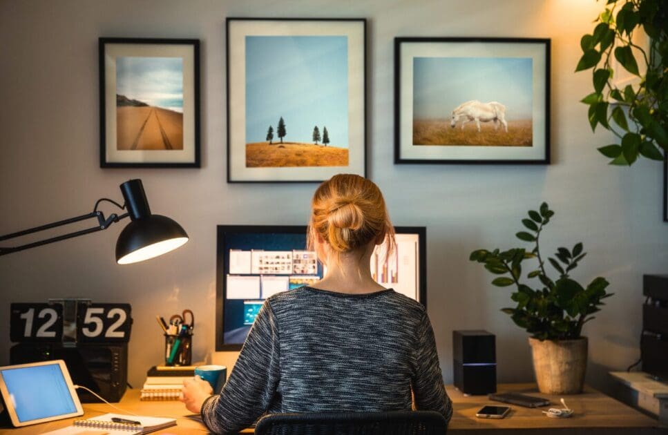 Woman working in her home office. Stop Back Pain. What does an Osteopath do. Osteopathy and Desk Work. Osteopath Help with Posture. Brisbane Livewell Clinic