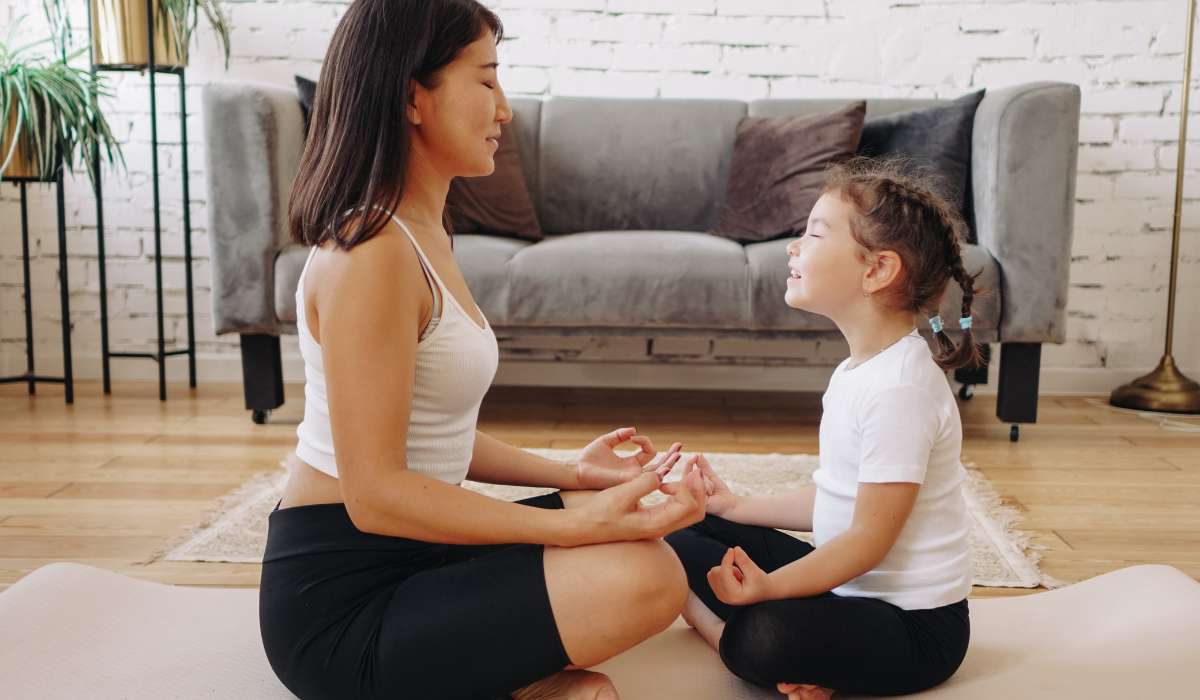 Women with child Mindfulness encourages living fully in each moment. Brisbane Livewell Clinic.