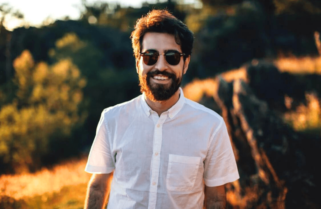 Happy man after online hypnotherapy. Hypnotherapy for Alcohol Online. Brisbane Livewell Clinic