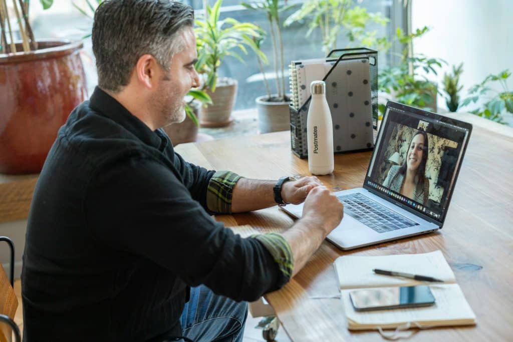 Man meets Hypnotherapist online. Hypnotherapy for Alcohol Online. Brisbane Livewell Clinic