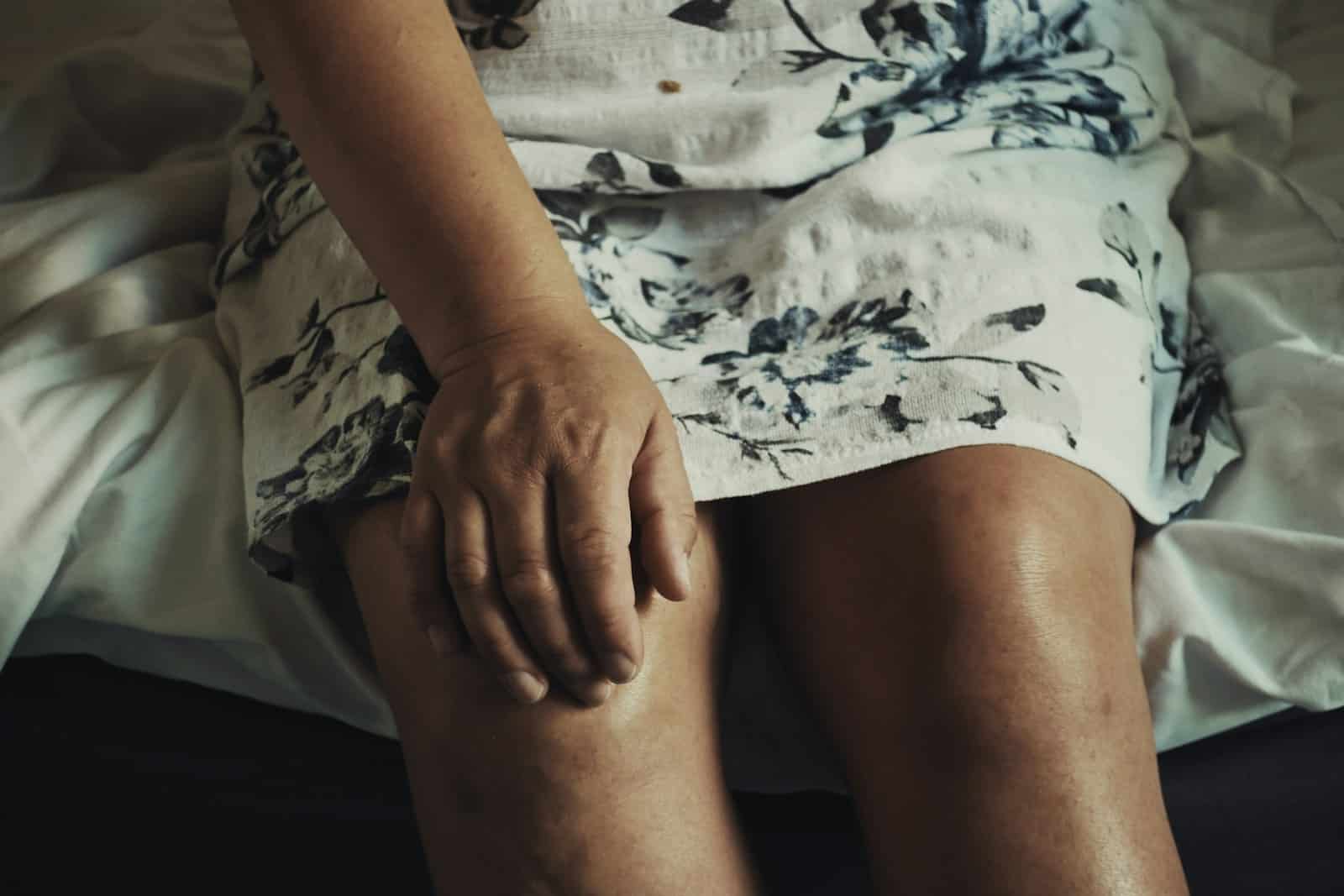 Woman with knee pain. Is Physiotherapy covered by Medicare?