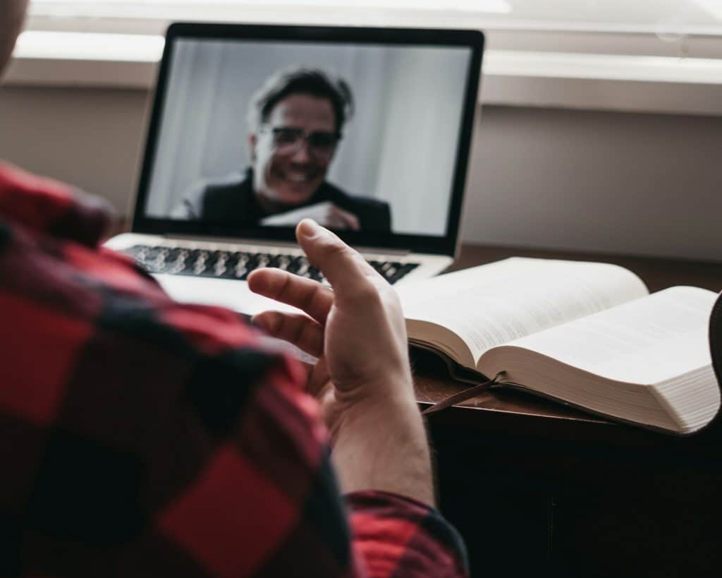 Man doing a video conference with Hypnotherapist. Hypnotherapy for Alcohol Online. Brisbane Livewell Clinic