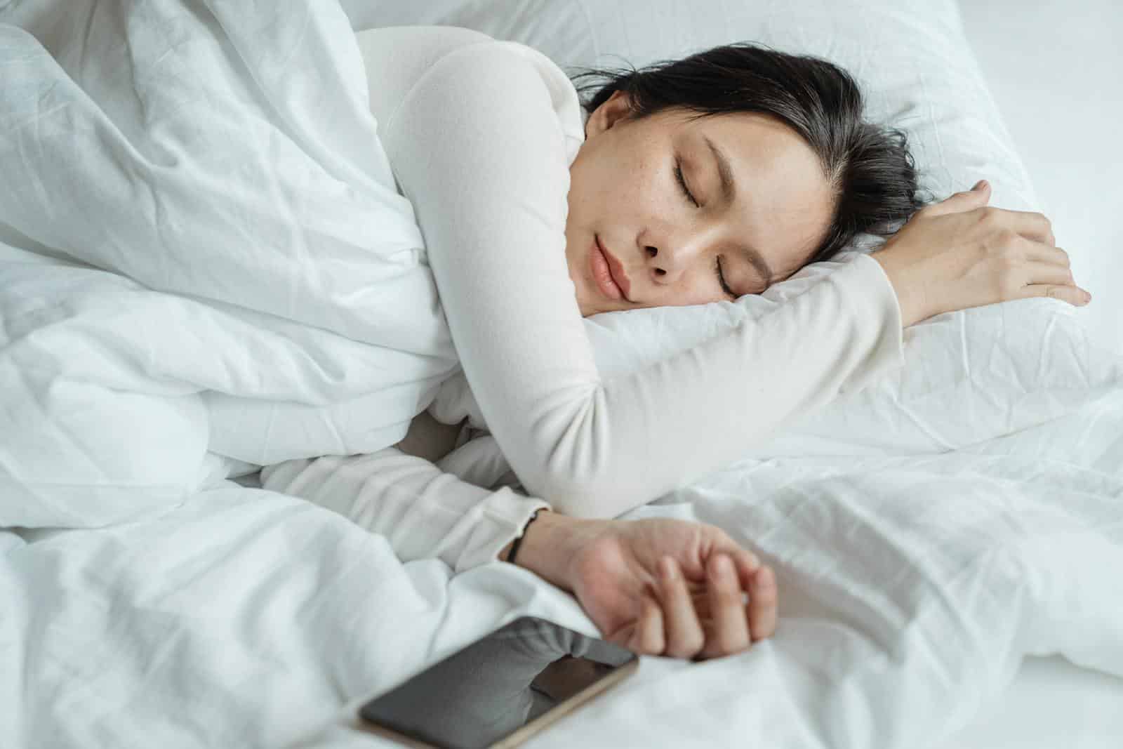Woman sleeping after using Hypnosis for Sleep
