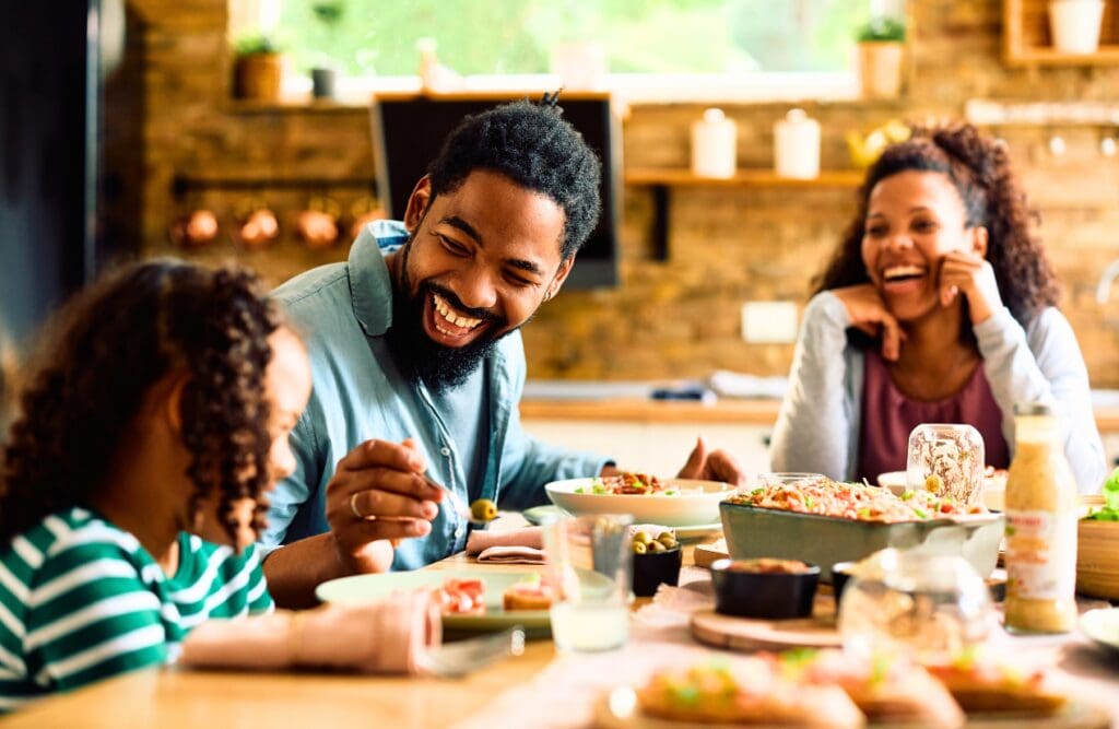 Family having their lunch together. Dietician Near Me. Brisbane Livewell Clinic. Nutritionist Near Me