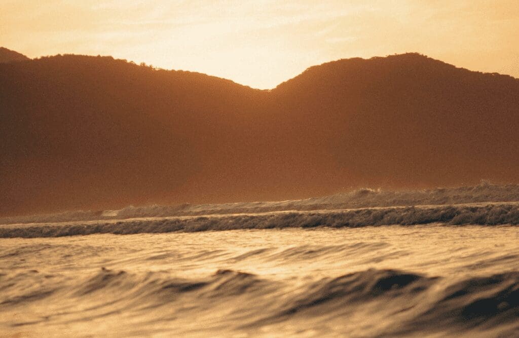 Calm waves against moutainous horizon. Hypnotheray Melbourne prices. Brisbane Livewell Clinic