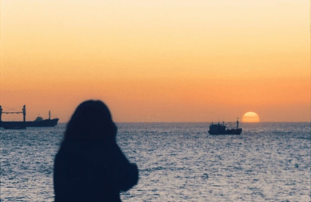 Silouhette of a woman on the seashore looking at the ocean. Hypnotherapy Melbourne prices. Brisbane Livewell Clinic