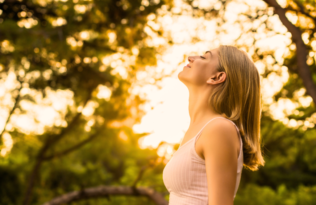 Woman standing outdoors breathing in fresh air. Clinical Hypnotherapy Morningside. Brisbane Livewell Clinic