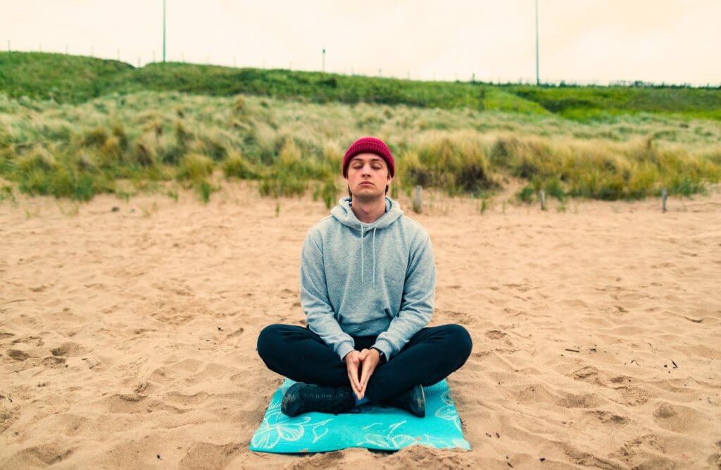 Man practicing meditation and mindfullness. Clinical Hypnotherapy Morningside. Brisbane Livewell Clinic