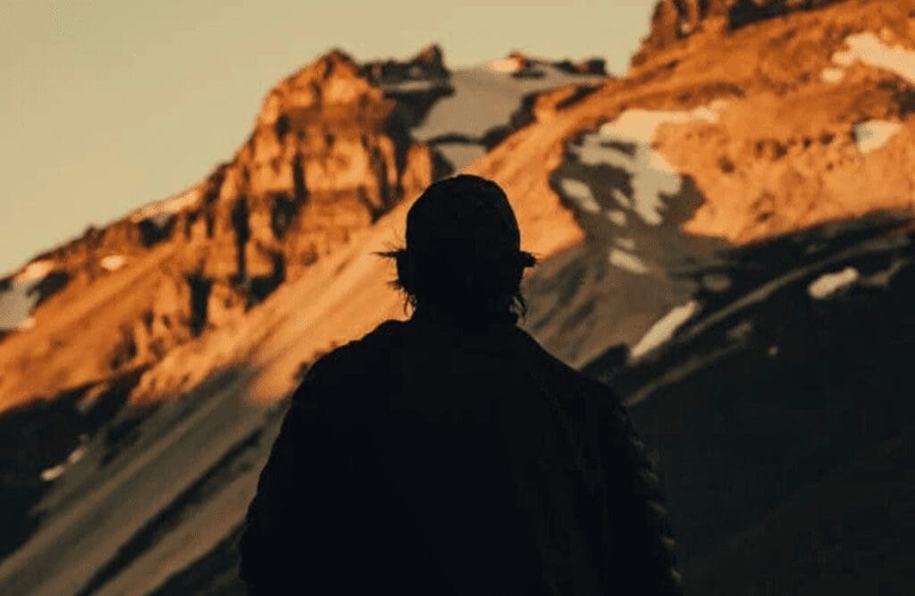 Silhouette of a man facing the mountain. Hypnosis Sydney. Brisbane Livewell Clinic