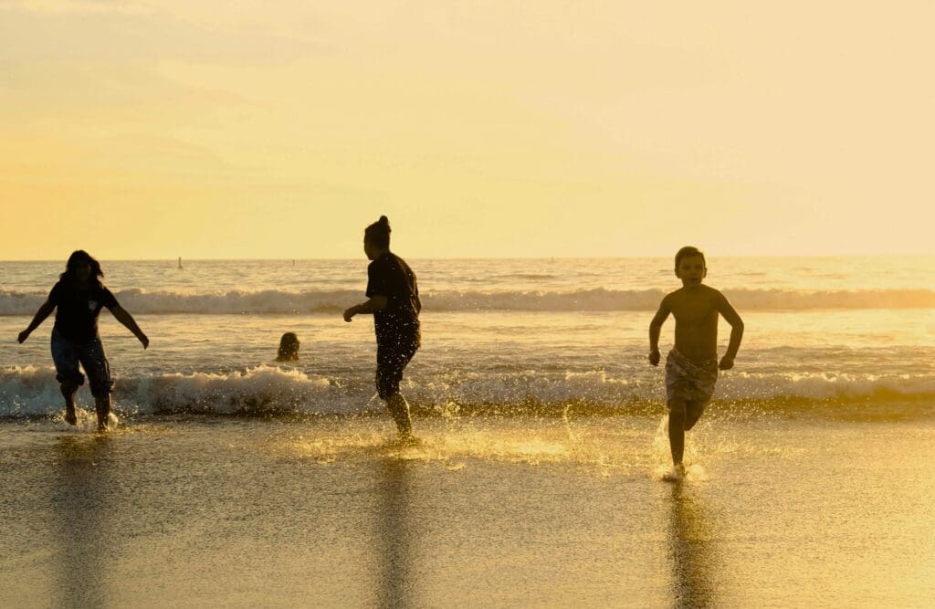 People eoying at the beach. Clinical Hypnotherapy Tingalpa. Brisbane Livewell Clinic