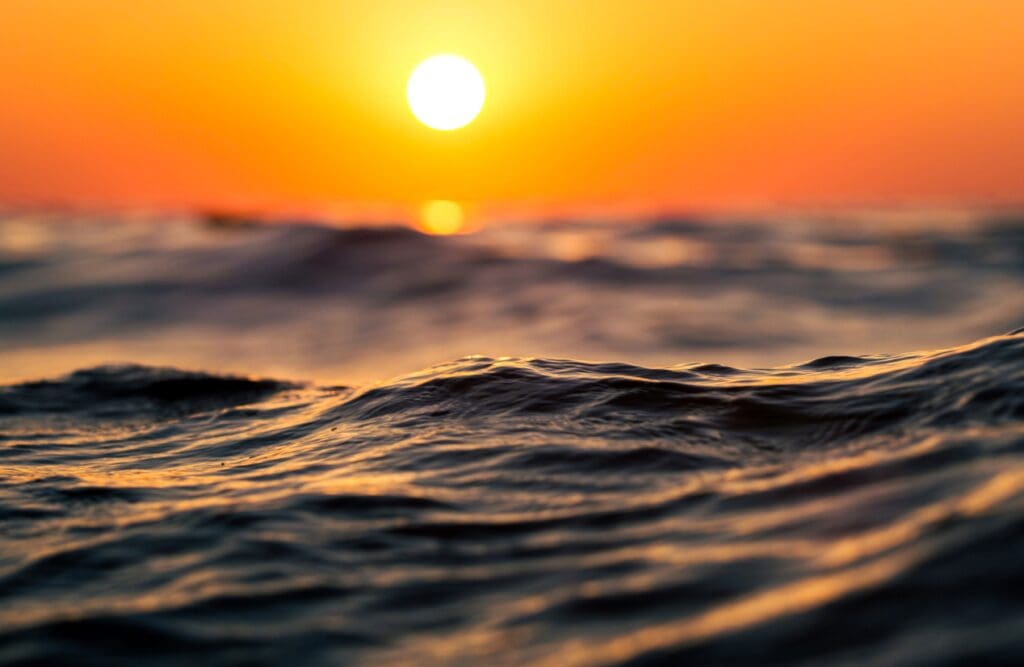 Ocean waves during sunset. Clinical Hypnotherapy Carina Heights. Brisbane Livewell Clinic